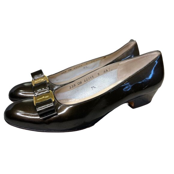 Ferragamo Vara Womens Size 9 Pump Dark Shiny Bronze Gold Bow Patent Leather Shoe - Picture 1 of 9